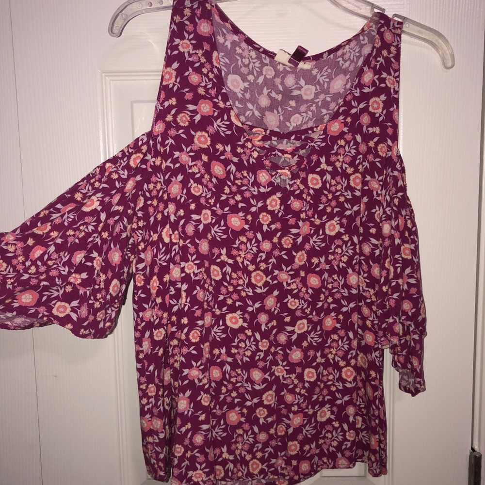 cold-shoulder blouse‼️BOGO‼️